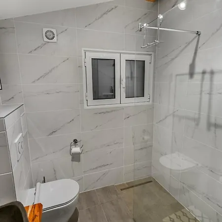 Chalet Magnifique Avec Jardin, Barbecue Et Parking *